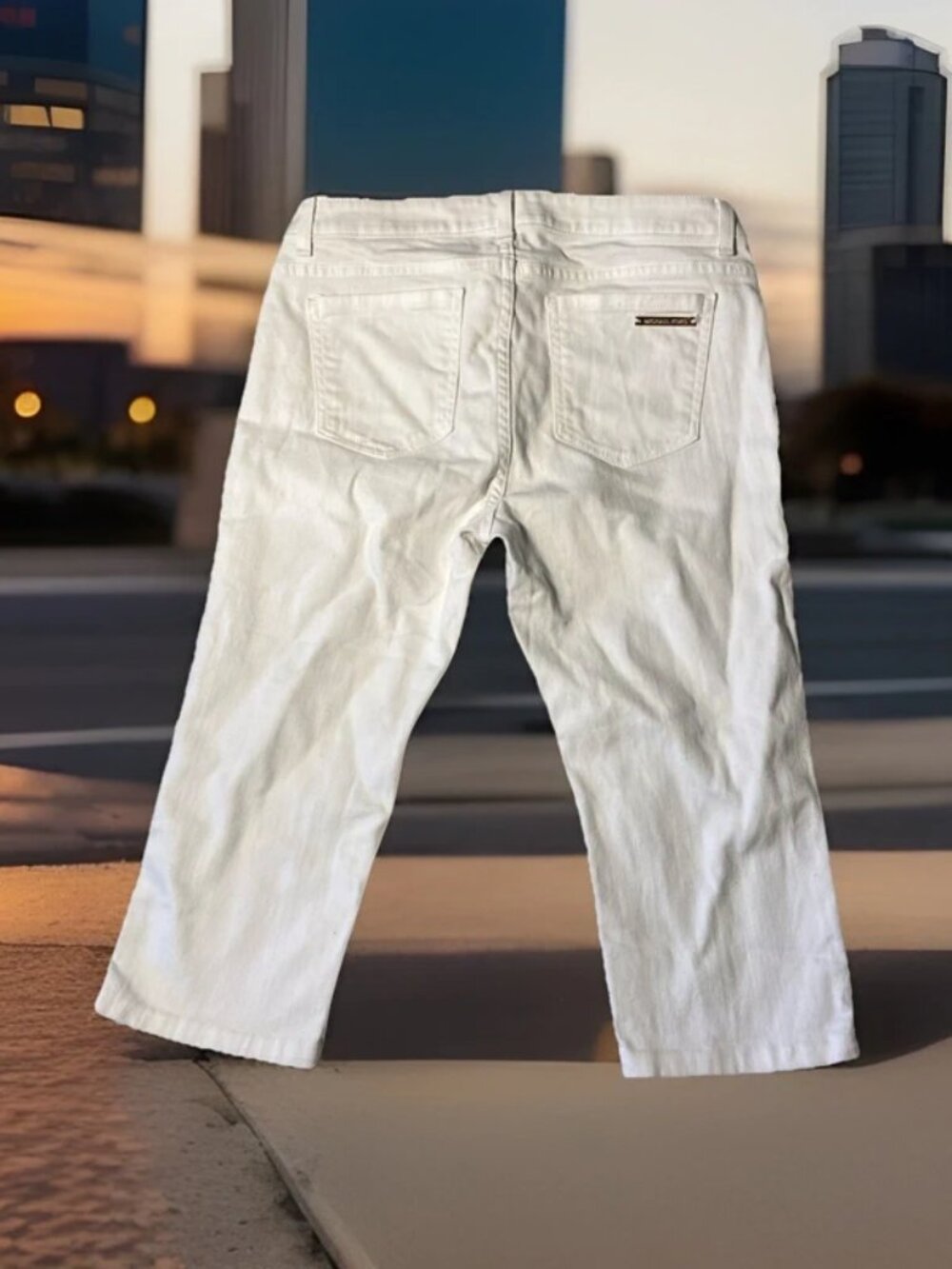 Michael Kors White Capri Pants Size 6 Spot Shown